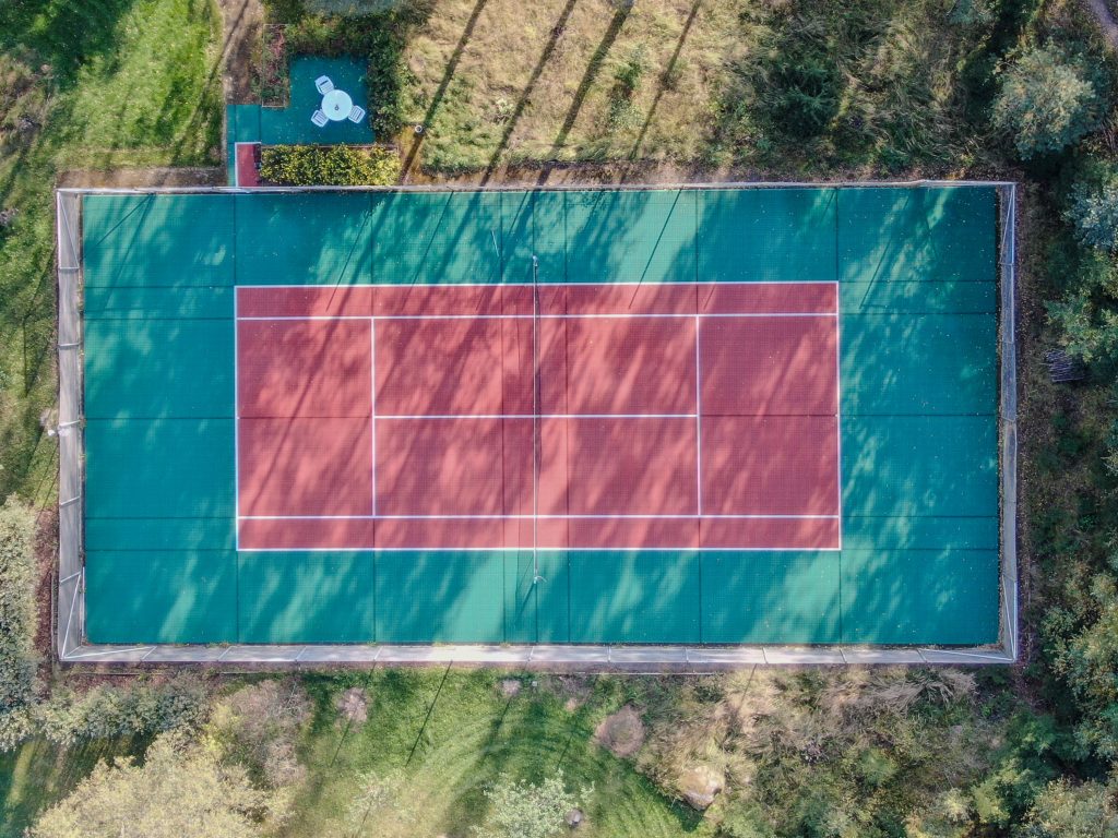 Ilmakuva Villa Långstrandin tenniskentästä