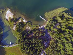 フィンランド諸島のプライベートな海岸沿いの半島、桟橋へのアクセスを空から見た様子。.